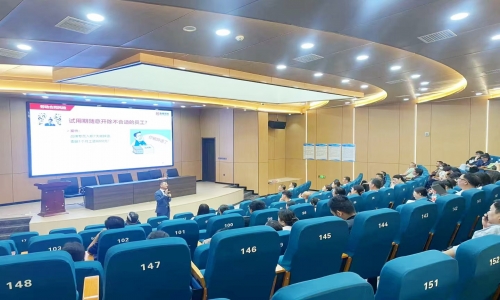 企安新闻 | 近日，企安甘晓烽老师受邀于武穴市开展《企业用工